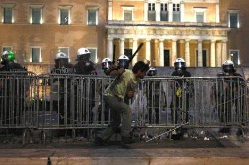 Atina'da halk isyanda