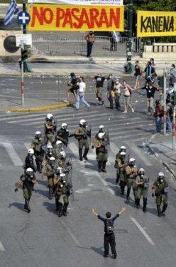 Atina'da halk isyanda