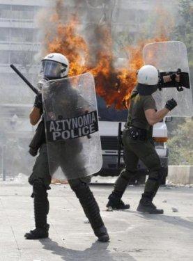 Atina'da halk isyanda