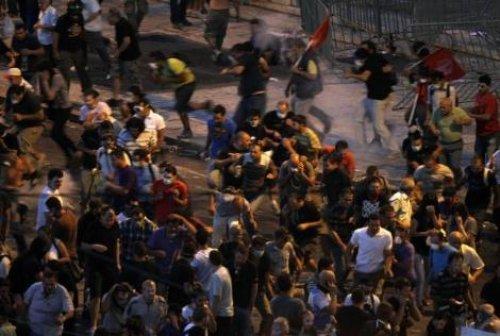 Atina'da halk isyanda