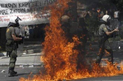 Atina'da halk isyanda