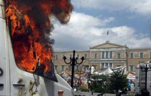 Atina'da halk isyanda