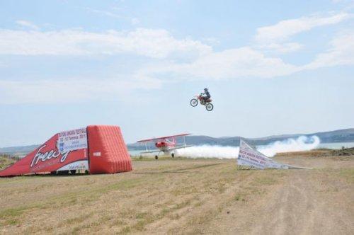 Sinan Memnun uçağın üzerinden motosikletle atladı