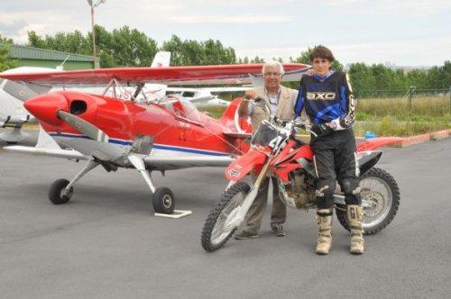 Sinan Memnun uçağın üzerinden motosikletle atladı