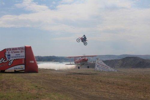 Sinan Memnun uçağın üzerinden motosikletle atladı