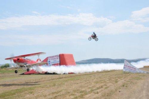 Sinan Memnun uçağın üzerinden motosikletle atladı