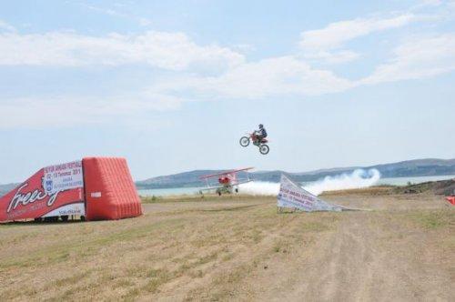 Sinan Memnun uçağın üzerinden motosikletle atladı