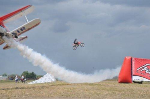 Sinan Memnun uçağın üzerinden motosikletle atladı
