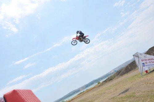 Sinan Memnun uçağın üzerinden motosikletle atladı