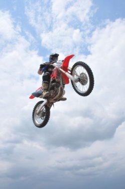 Sinan Memnun uçağın üzerinden motosikletle atladı