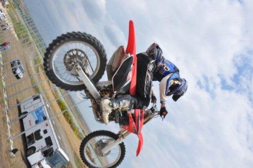 Sinan Memnun uçağın üzerinden motosikletle atladı