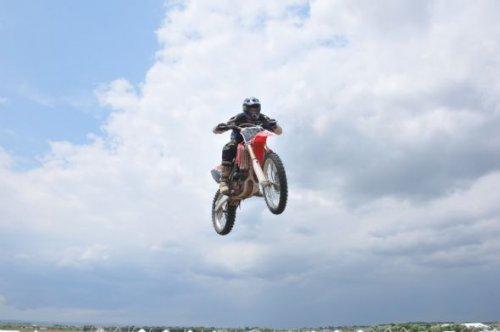 Sinan Memnun uçağın üzerinden motosikletle atladı