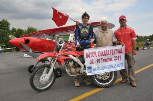 Sinan Memnun uçağın üzerinden motosikletle atladı