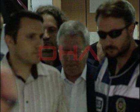 Kare Kare Aziz Başkan'ın gözaltı anları - Resim 3