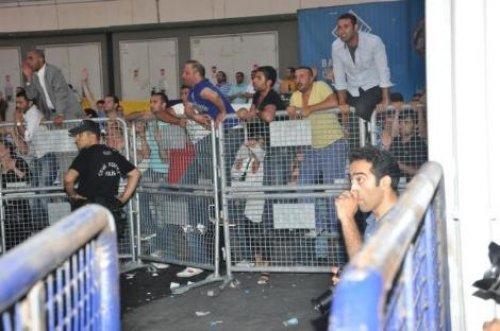 Tutuklu yakınları tezahüret yerine veda etti