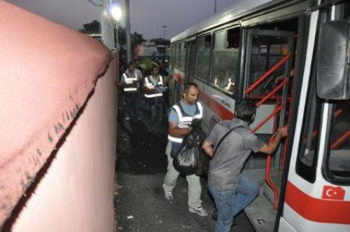 Tutuklu yakınları tezahüret yerine veda etti