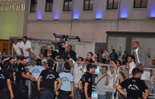 Tutuklu yakınları tezahüret yerine veda etti