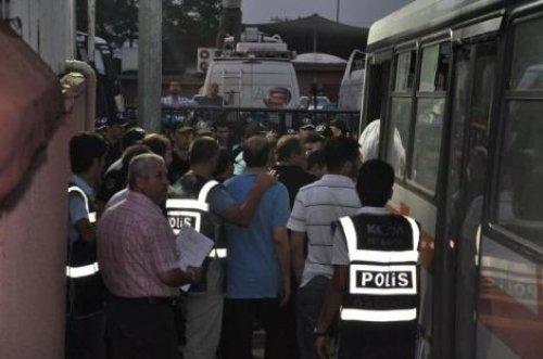 Tutuklu yakınları tezahüret yerine veda etti