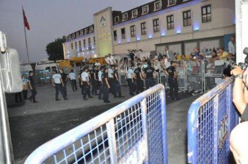 Tutuklu yakınları tezahüret yerine veda etti