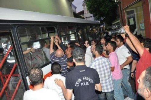 Tutuklu yakınları tezahüret yerine veda etti