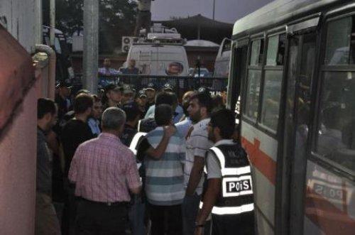 Tutuklu yakınları tezahüret yerine veda etti