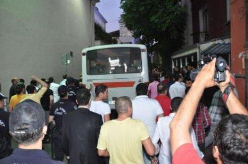 Tutuklu yakınları tezahüret yerine veda etti