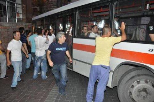 Tutuklu yakınları tezahüret yerine veda etti