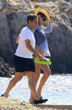 Sarkozy ve Carla Bruni plajda görüntülendi - Resim 14