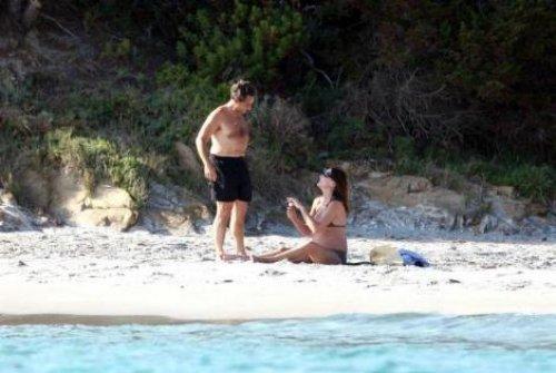 Sarkozy ve Carla Bruni plajda görüntülendi - Resim 1