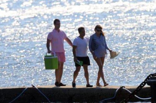 Sarkozy ve Carla Bruni plajda görüntülendi - Resim 6