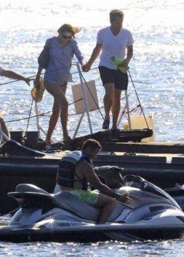 Sarkozy ve Carla Bruni plajda görüntülendi - Resim 27