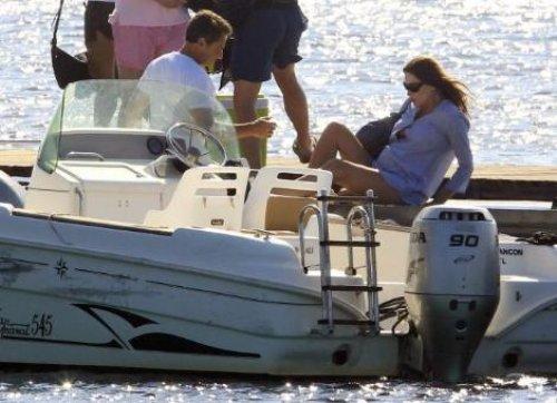 Sarkozy ve Carla Bruni plajda görüntülendi - Resim 12