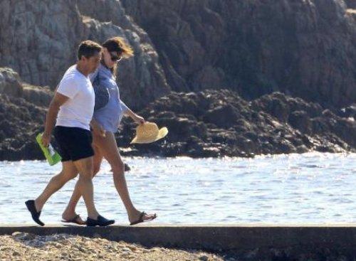 Sarkozy ve Carla Bruni plajda görüntülendi - Resim 26