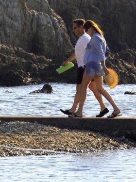 Sarkozy ve Carla Bruni plajda görüntülendi - Resim 22