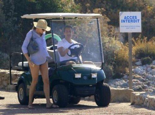 Sarkozy ve Carla Bruni plajda görüntülendi - Resim 20