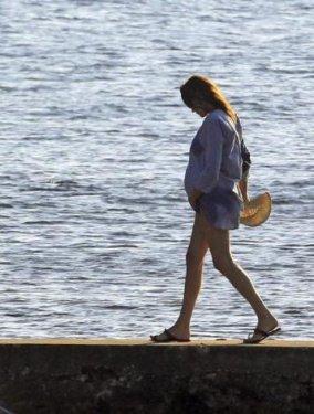 Sarkozy ve Carla Bruni plajda görüntülendi - Resim 19