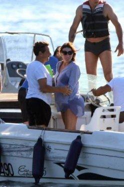 Sarkozy ve Carla Bruni plajda görüntülendi - Resim 5