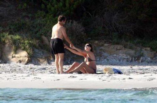 Sarkozy ve Carla Bruni plajda görüntülendi - Resim 3