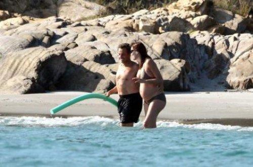 Sarkozy ve Carla Bruni plajda görüntülendi - Resim 2