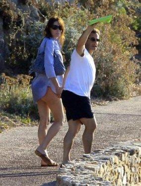 Sarkozy ve Carla Bruni plajda görüntülendi - Resim 15