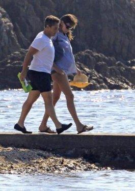 Sarkozy ve Carla Bruni plajda görüntülendi - Resim 25