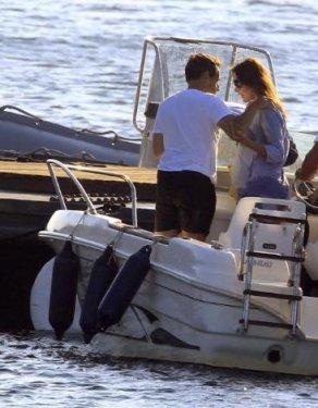 Sarkozy ve Carla Bruni plajda görüntülendi - Resim 21