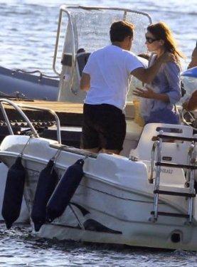 Sarkozy ve Carla Bruni plajda görüntülendi - Resim 18