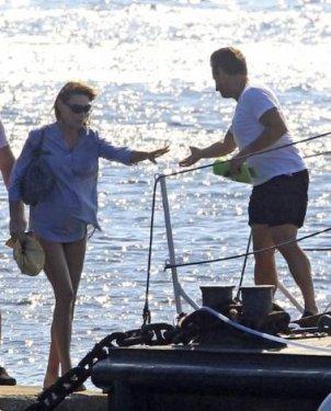 Sarkozy ve Carla Bruni plajda görüntülendi - Resim 17