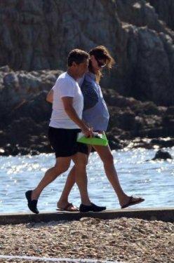 Sarkozy ve Carla Bruni plajda görüntülendi - Resim 7