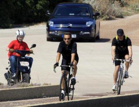 Sarkozy ve Carla Bruni plajda görüntülendi - Resim 33