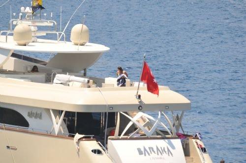 Bikinili Sibel Can'a kızı siper oldu - Resim 39