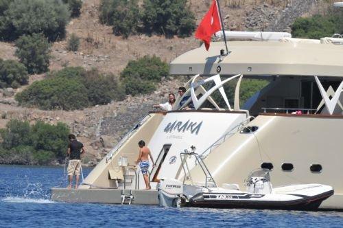 Bikinili Sibel Can'a kızı siper oldu - Resim 12