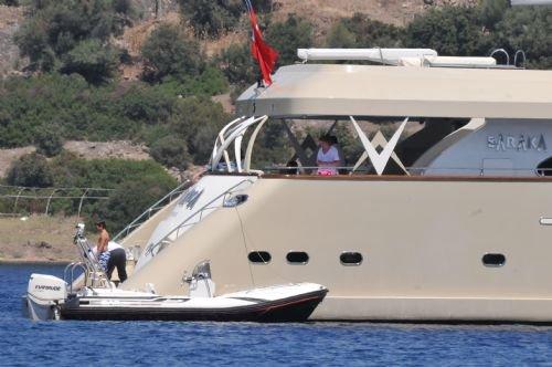 Bikinili Sibel Can'a kızı siper oldu - Resim 43