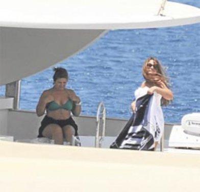 Bikinili Sibel Can'a kızı siper oldu - Resim 46